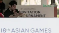 Pesilat dari Jepang sedang melakukan persiapan sebelum berlaga pada Test Event Asian Games 2018 di Padepokan Silat TMII, Jakarta, Senin (12/2/2018). Sebanyak sepuluh negara mengikuti test event pencak silat 2018 tersebut. (Bola.com/Nick Hanoatubun)