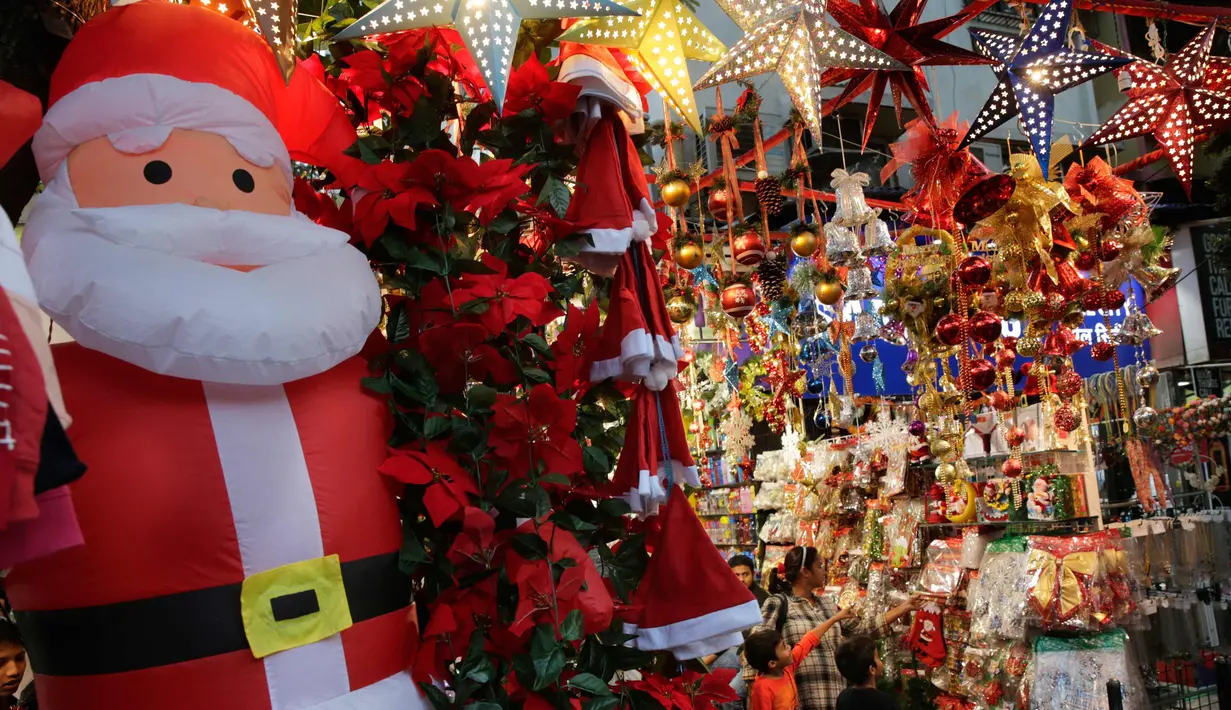 Pernak-pernik natal di jual di sebuah pasar di Mumbai, India (14/12). Umat Kristen akan merayakan Hari Natal pada 25 Desember. (AP Photo / R S Iyer)