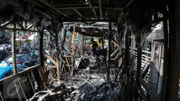 Seluruh bagian bus gandeng berwarna abu-abu itu habis terbakar dan tinggal kerangka. Bus gandeng Transjakarta koridor V Ancol - Kampung Melayu tersebut terbakar sekitar pukul 08.30 WIB dan tidak menelan korban jiwa. (Liputan6.com/Faizal Fanani)