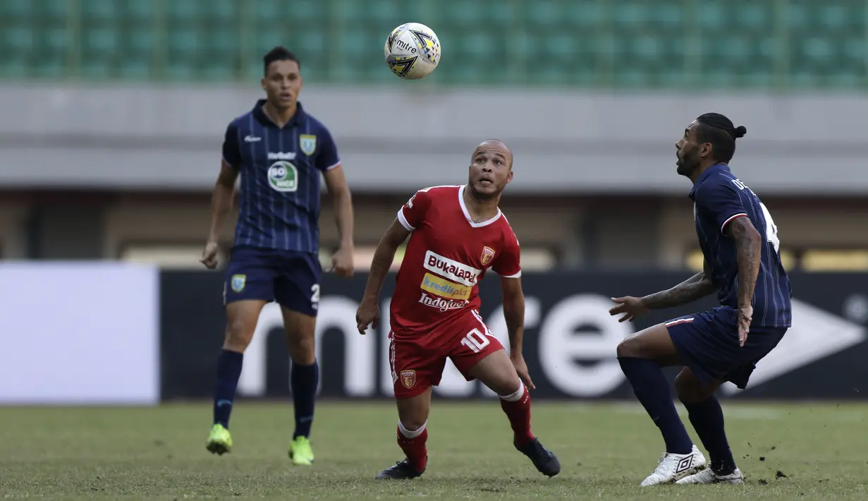 Gelandang Perseru Badak Lampung, Marcus Cunha, berebut bola dengan pemain Persela Lamongan pada laga Shopee Liga 1 di Stadion Patriot Chandrabhaga, Bekasi, Rabu (11/9). Perseru bermain imbang 1-1 atas Persela. (Bola.com/Yoppy Renato)