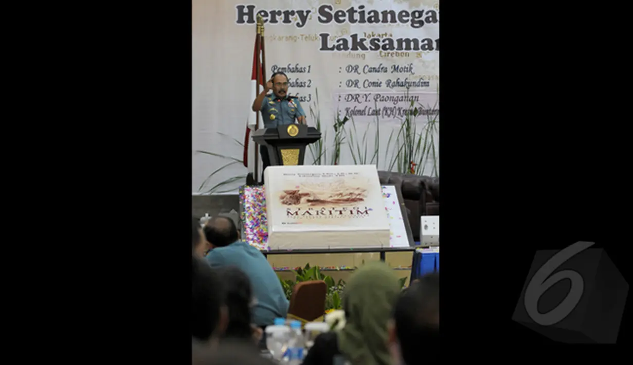 Komandan Seskoal Laksamana Muda TNI, Herry Setianegara meberikan penjelasan saat peluncuran buku berjudul "Strategi Maritim pada Perang Laut Nusantara dan Poros Maritim Dunia", Jakarta, Kamis (5/2/2015). (Liputan6.com/Andrian M Tunay)
