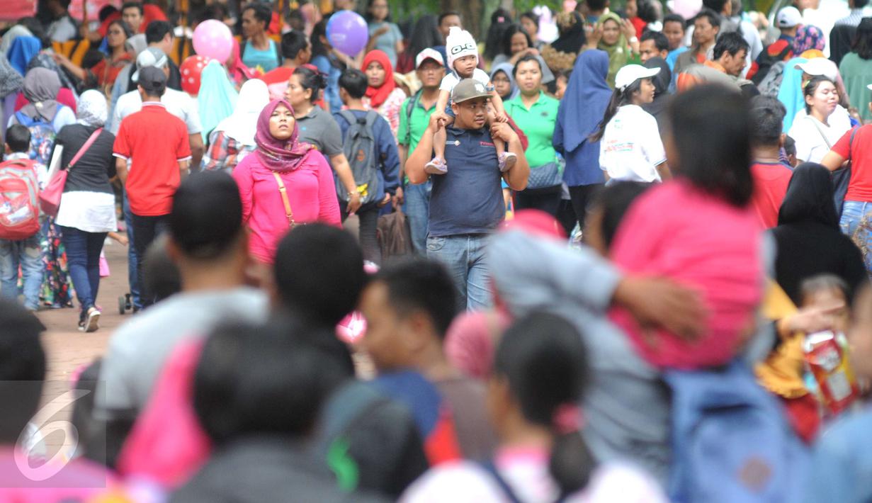 Suasana kepadatan pengunjung di dalam Ragunan, Jakarta, Minggu (25/12). Ragunan masih menjadi tempat favorit warga untuk mengisi libur panjang. (Liputan6.com/Helmi Afandi)