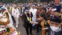Menteri BUMN Erick Thohir saat menghadiri Perayaan Hari Suci Nyepi Tahun Saka 1945, dengan melaksanakan Dharma Santi BUMN 2023 di Sasono Utomo, Taman Mini Indonesia Indah, Jakarta Timur, Senin (1/5/2023).