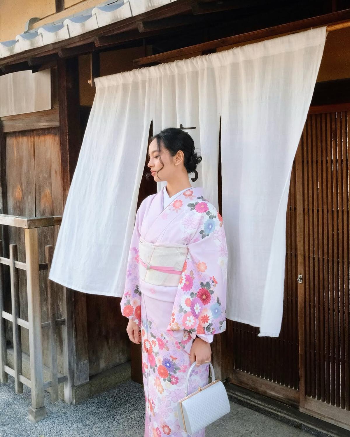 Potret Cantik Lyodra Lliburan ke Jepang, Outfit Kimono Bikin Makin Kinclong