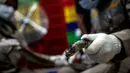 Petugas melakukan pemeriksaan kesehatan ular sebelum proses packing di salah satu perusahaan eksportir di Surabaya, 13 Februari 2019. Sebanyak 800 ekor ular jali dari Indonesia dalam keadaan hidup dikirim ke Guangzhou, China via udara (Juni Kriswanto/AFP
