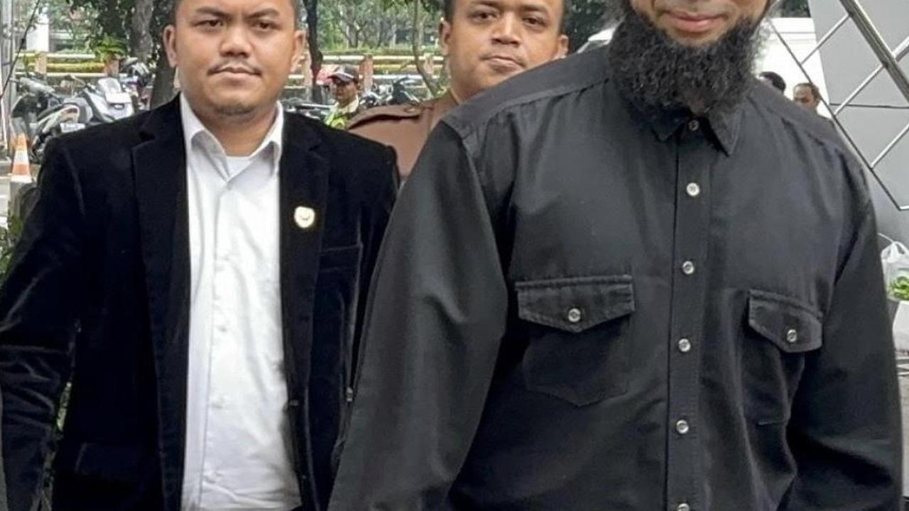 Pakai Baju Serba Hitam, Ustad Khalid Basalamah Penuhi Panggilan KPK Terkait Kasus Kuota Haji