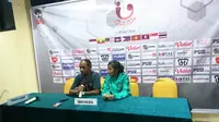 Pelatih Timnas Indonesia Putri U-16, Rully Nere, dalam jumpa pers setelah pertandingan kontra Thailand, Rabu (2/5/2018) di Stadion Bumi Sriwijaya, Palembang. (Bola.com/Muhammad Ivan Ridha)