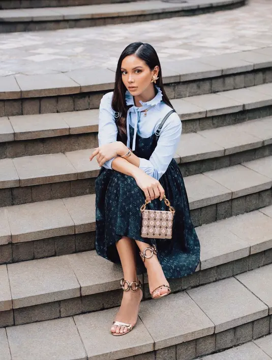 Inspirasi tampil segar dan elegan dengan padu padan blouse, spaghetti strap dress, dan strappy heels. [Foto: IG/alyssadaguise].