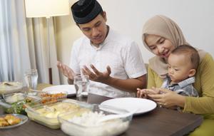 Ilustrasi Membaca Doa Sesudah Makan Credit: shutterstock.com