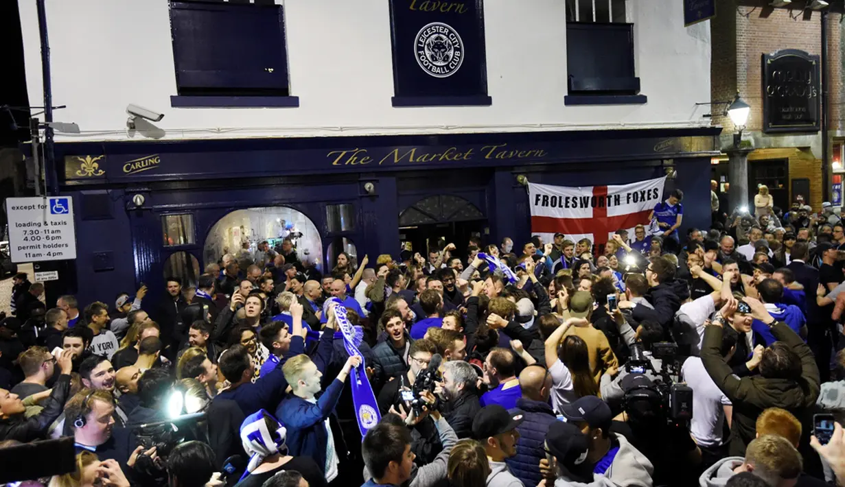Suporter Leicester City merayakan gelar juara Liga Inggris yang pertama dalam sejarah klub. (2/5/16). (EPA)