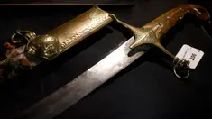 Sebuah pedang berikut sarungnya yang berukir yang diberikan kepada Kapten Angkatan Laut Kerajaan, James Kearney White, oleh Napoleon Bonaparte ditampilkan sebelum dilelang di balai lelang Charles Miller di London pada 1 November 2024. (BENJAMIN CREMEL/AFP)