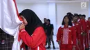 Salah satu atlet pelajar Indonesia untuk Asian School Games 2018 mencium bendera Merah Putih saat upacara pelepasan di Wisma Kemenpora, Jakarta, Selasa (17/7). Asian School Games 2018 berlangsung 19-27 Juli di Malaysia. (Liputan6.com/Helmi Fithriansyah)