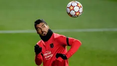 Pemain depan Atletico Madrid Luis Suarez mengambil bagian dalam sesi latihan di Madrid, menjelang matchday kelima Grup B Liga Champions melawan AC Milan, Selasa (23/11/2021). Atletico dan AC Milan berjuang meraih tiket ke babak 16 besar Liga Champions pada Kamis dini hari WIB. (OSCAR DEL POZO/AFP)