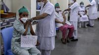 Petugas kesehatan India menerima vaksinasi dosis ketiga untuk COVID-19 di pusat vaksinasi di Mumbai, India (10/1/2022). India pada Senin (10/1) mulai memberikan dosis penguat (booster) vaksin COVID-19 bagi pekerja di lini depan dan lansia yang rentan. (AP Photo/Rajanish Kakade)