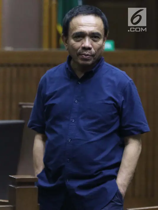 Gubernur Aceh nonaktif, Irwandi Yusuf saat jeda sidang tuntutan suap Dana Otonomi Khusus Aceh 2018 dan penerimaan gratifikasi pembangunan Dermaga Sabang di Pengadilan Tipikor Jakarta, Senin (25/3). Jaksa meyakini Irwandi bersalah menerima suap dan gratifikasi. (Liputan6.com/Helmi Fithriansyah)