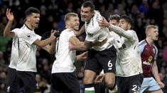 Para pemain Liverpool merayakan gol Dejan Lovren (tengah) saat melawan Burnley FC pada lanjutan Premier League di Turf Moor, Burnley, (1/1/2018). Liverpool menang 2-1 atas Burnley. (Martin Rickett/PA via AP)
