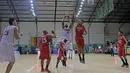 Pemain Timnas Basket Indonesia, Jamarr Johnson melakukan dunk saat melawan Timor Leste pada laga perdana test event Basketball Asian Games 2018 di Hall A Senayan, Jakarta, Rabu (7/2/2018). Indonesia menang 135-30. (Bola.com/Nicklas Hanoatubun)