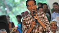Jokowi yang mengenakan kemeja kotak-kotak memberikan sambutan saat di Keraton Kasepuhan Cirebon, Jawa Barat, Rabu (18/6/14). (Liputan6.com/Herman Zakharia)