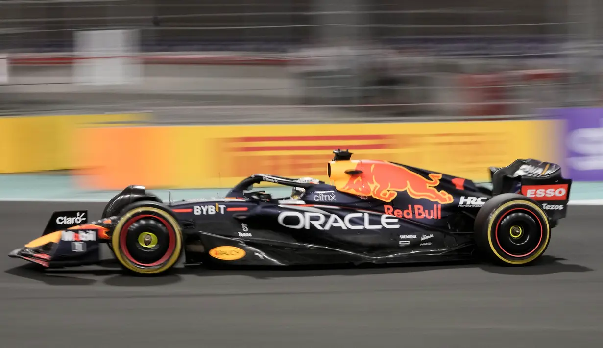 Max Verstappen berhasil menjadi jawara pada balapan F1 GP Arab Saudi di Sirkuit Jeddah Corniche pada Senin (29/3/2022). Ia memenangi duel dengan pembalap Ferrari, Charles Leclerc yang finis kedua. (AP/Hassan Ammar)