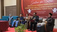 Ketua KPU Kabupaten Garut, Junaidin Basri, dalam kegiatan Sosialisasi dan Evaluasi Penyusunan Daerah Pemilihan (Dapil) dan Alokasi Kursi Anggota Dewan Perwakilan Rakyat Daerah (DPRD) Garut. (Liputan6.com/Jayadi Supriadin).