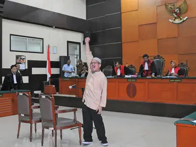 Terdakwa kasus ujaran kebencian Jon Riah Ukur (Jonru Ginting) meneriakkan takbir setelah sidang pembacaan vonis di PN Jakarta Timur, Jumat (3/2). Jonru divonis 1 tahun enam bulan penjara dan denda Rp50 juta juta (Liputan6.com/Herman Zakharia)