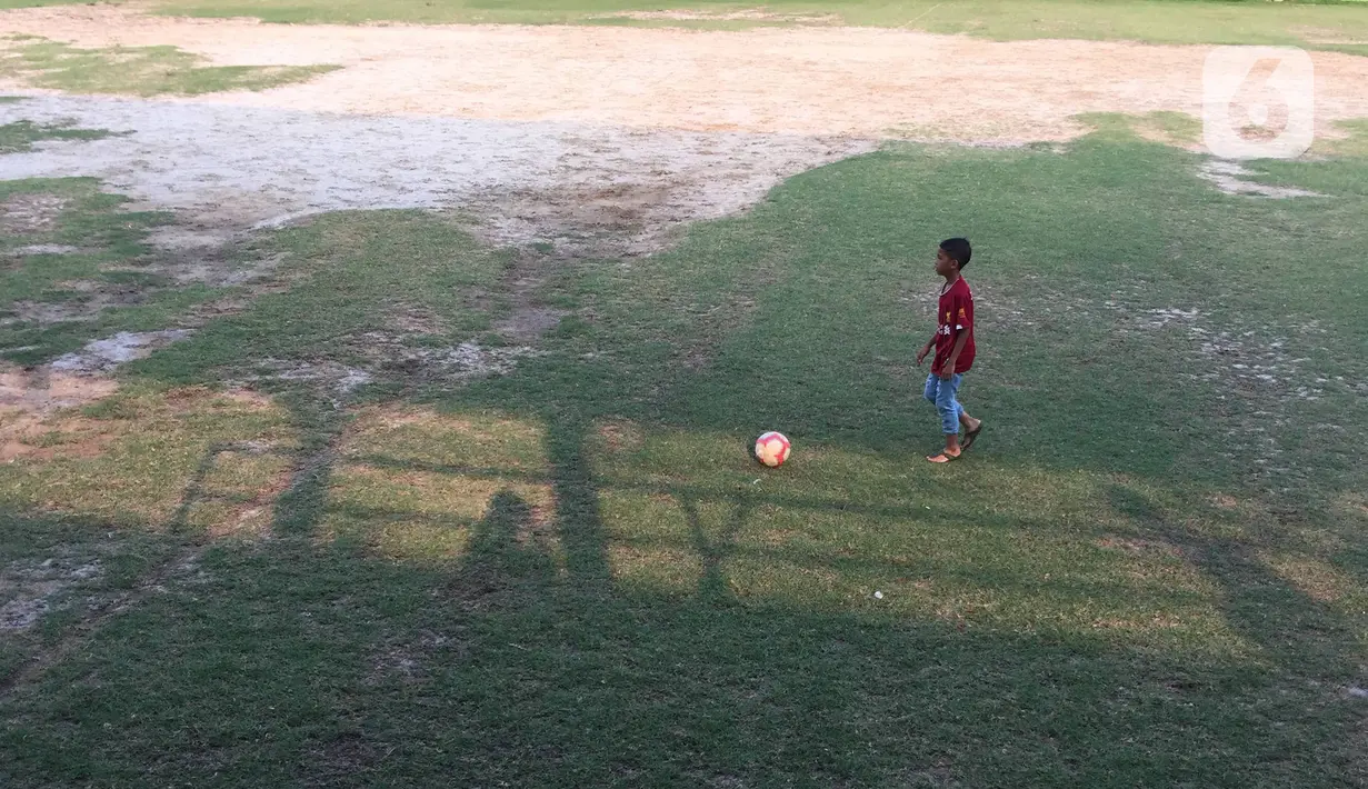 Seorang anak berlatih sepak bola di Stadion Voetbalbond Indonesia Jacatra (VIJ), Petojo, Jakarta, Rabu (18/12/2019). Selain sebagai tempat berlatih sepak bola, stadion yang dibangun pada tahun 1928 tersebut kini juga dialihfungsikan untuk kegiatan lain. (Liputan6.com/Immanuel Antonius)