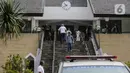 Suasana pelayat pelepasan jenazah Glenn Fredly di Gereja Sumber Kasih, Lebak Bulus, Jakarta, Kamis (9/4/2020). Glenn Fredly meninggal pada usia 44 tahun dan meninggalkan seorang anak berusia dua bulan. (Liputan6.com/Faizal Fanani)