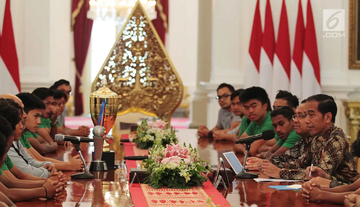 Presiden Joko Widodo (Jokowi) menerima skuad Tim Nasional (Timnas) Indonesia U-16 di Istana Merdeka, Jakarta, Kamis (4/10). Presiden Jokowi mengapresiasi perjuangan Garuda Muda di Piala Asia 2018. (Liputan6.com/Angga Yuniar)
