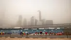 Pemandangan stasiun monorel dan cakrawala Distrik Keuangan Raja Abdullah selama badai debu berat di daerah Aqeeq, Riyadh, Arab Saudi (17/5/2022). Badai pasir melanda ibu kota Arab Saudi dan wilayah lain di kerajaan gurun pada 17 Mei, menghambat jarak pandang dan memperlambat lalu lintas jalan. (AFP/Fayez Nureldine)