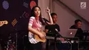 Penampilan penyanyi muda, Sheryl Sheinafia pada acara Vidio Fair 2.0 di Gandaria City, Jakarta, Sabtu (3/11). Selain Sheryl, musisi-musisi papan atas seperti Govinda, Andien dan GIGI juga akan tampil menghibur pengunjung. (Liputan6.com/Herman Zakharia)