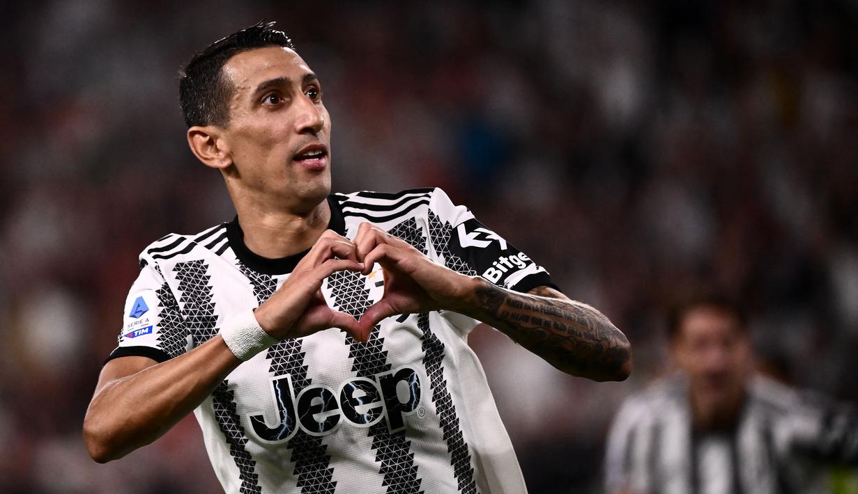 Angel Di Maria. Sayap kanan Argentina yang kini menginjak usia 34 tahun ini baru saja didatangkan Juventus pada bursa transfer musim panas 2022/2023 dari PSG dengan status bebas transfer. Dengan usianya yang makin menua, kondisi fisiknya menjadi rentan dengan cedera. Terbukti, baru 1 kali membela Juventus di Liga Italia, ia harus absen dalam 2 laga berikutnya akibat mengalami cedera. Juventus pun hanya mengikatnya selama 1 tahun dengan kondisinya tersebut. (AFP/Marco Bertorello)
