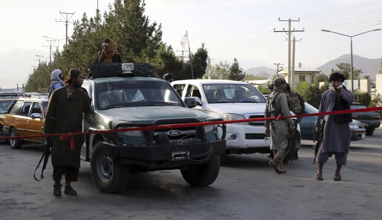 Pasukan Taliban berjaga di pos pemeriksaan dekat gerbang Bandara Internasional Hamid Karzai, Kabul, Afghanistan, Sabtu (28/8/2021). Taliban menutup akses menuju Bandara Kabul bagi sebagian besar calon pengungsi untuk mencegah kerumunan setelah serangan bom bunuh diri. (AP Photo/Wali Sabawoon)