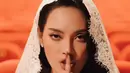 Sebagai pengantin, Erika Carlina tampil cantik dengan makeup flawless bernuansa cokelat gold. Menampilkan mata sayu Erika Carlina yang ikonik [@eri.carl]