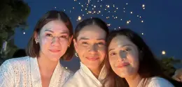 Intip potret Reuni Geng Cinta di Festival Lampion dalam perayaan Waisak (@therealdisastr)