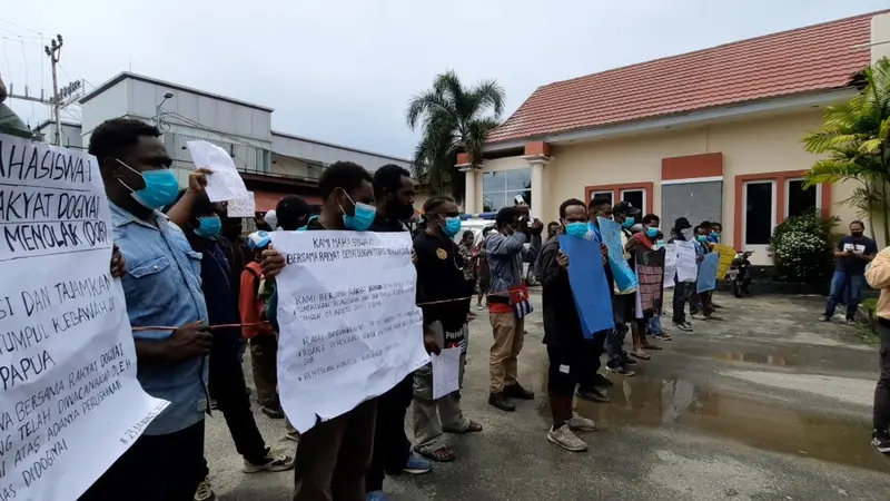 Gunakan Atribut Bintang Kejora, Mahasiswa Papua di Gorontalo Demo di Depan DPRD (Arfandi Ibrahim/Liputan6.com)