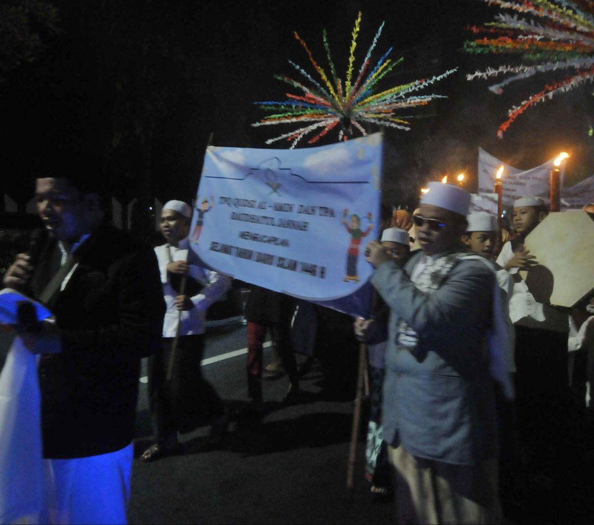 Warga melakukan pawai obor dalam rangka menyambut Tahun Baru Islam 1 Muharram 1446 H di Jakarta, Sabtu (6/7/2024).&nbsp;Tahun Baru Islam, atau yang sering disebut juga 1 Muharam, dirayakan dengan berbagai cara oleh masyarakat di berbagai daerah, salah sat