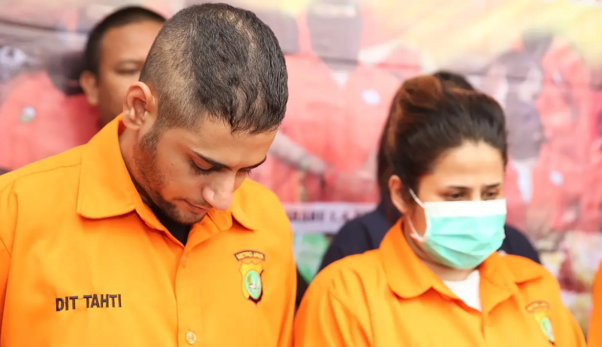 Muhamad ikut tertangkap lantaran diduga sebagai pengedar sabu di kawasan Cawang, Jakarta Timur. Saat pihak kepolisian merilis atas kasus narkoba, tunangan Dhawiya itu terus tertunduk. (Bambang E Ros/Bintang.com)