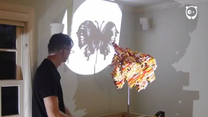 [Bintang] Patung Lego Menakjubkan Ini Bisa Hasilkan 3 Bayangan Berbeda!