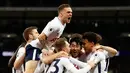 Pemain Tottenham Hotspur merayakan gol Christian Eriksen ke gawang Manchester United pada laga pekan ke-25 Premier League 2017-2018 di Stadion Wembley, Rabu (31/1). Tottenham Hotspur menundukkan Manchester United dengan skor 2-0. (AP/Alastair Grant)