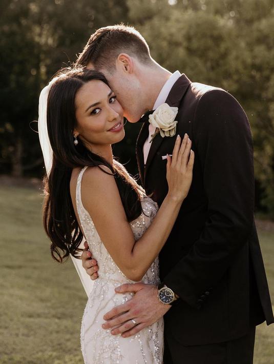 8 Maret 2024, Annisa Rawles dan Nick Hugh resmi menikah. Pernikahan pemeran Angel dalam film lawas Single ini digelar dengan konsep outdoor. Wanita kelahiran Sydney, 4 Agustus 1998 ini anggun dengan gaun putih panjang backless model duyung. Rambut panjang yang digerai, veil panjang dan bunga mawah putih yang dibawanya membuat Annisa Rawles makin cantik di hari bahagianya. (Liputan6.com/IG/@annisarawles)