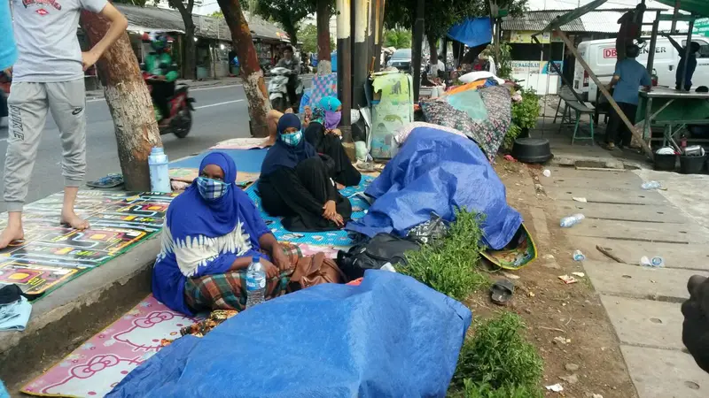 Pengungsi Somalia di trotoar jalan di depan Rumah Detensi Imigrasi, Kalideres, Jakarta Barat (4/4/2018) (Rizki Akbar Hasan/Liputan6.com)