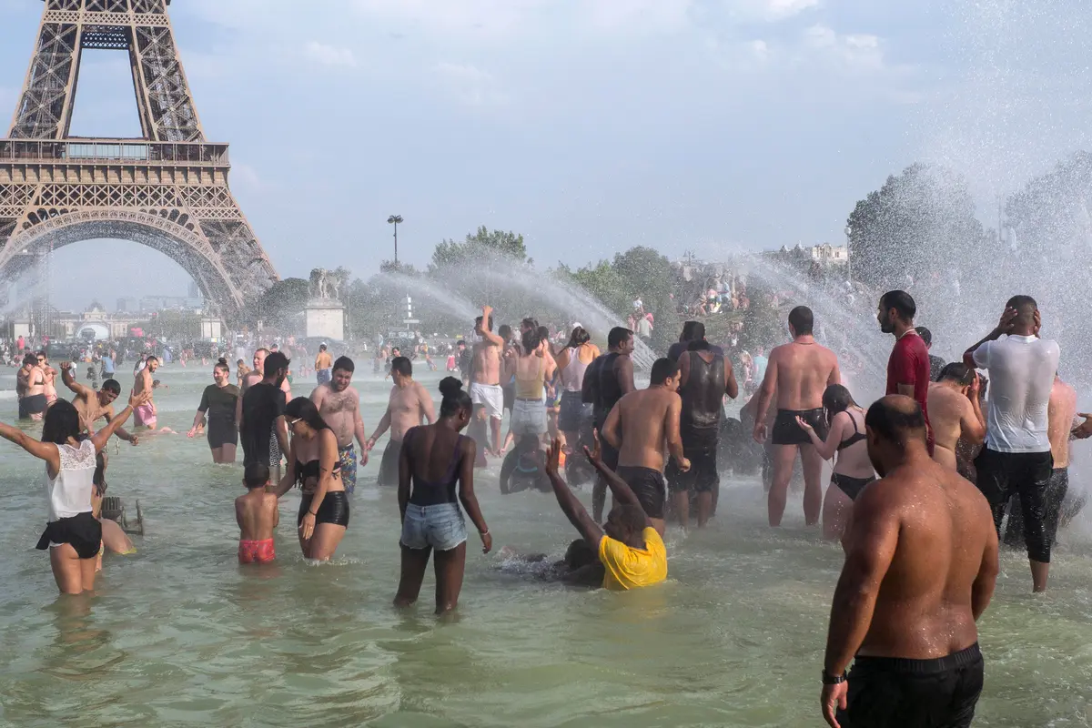 Berendam di Kolam Menara Eiffel