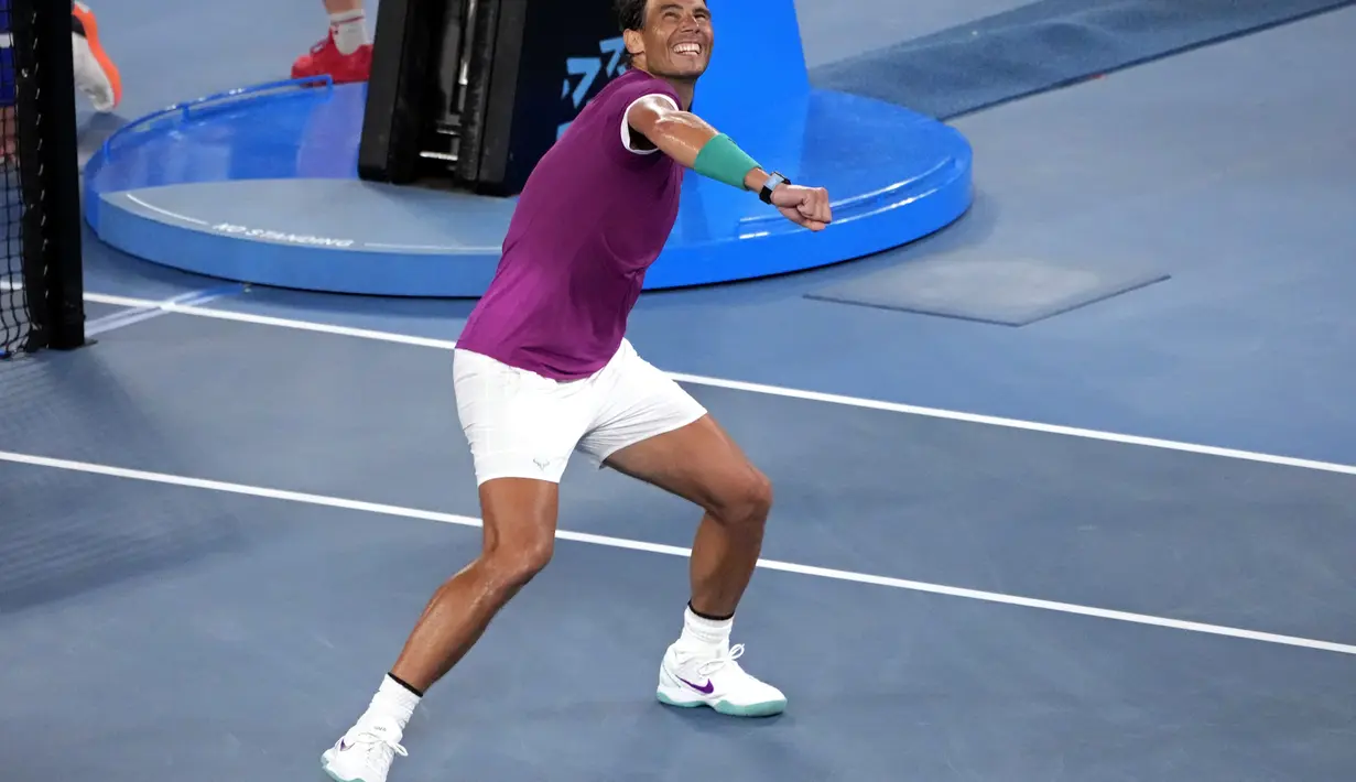 Rafael Nadal dari Spanyol berselebrasi usai mengalahkan Matteo Berrettini dari Italia pada semifinal tenis Australia Terbuka di Melbourne, Australia, Jumat (28/1/2022). Di final, Nadal akan melawan antara Daniil Medvedev asal Rusia dan Stefanos Tsitsipas dari Yunani. (AP Photo/Tertius Pickard)