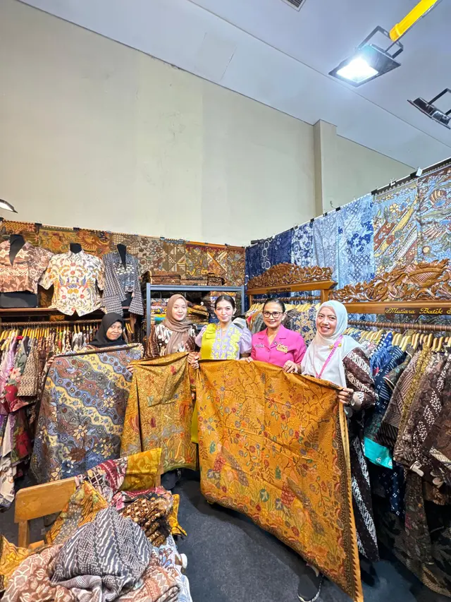 Selvi Ananda ibu Wakil President Indonesia mengunjungi Mutiara Batik Solo. Dok. Mutiara Batik Solo