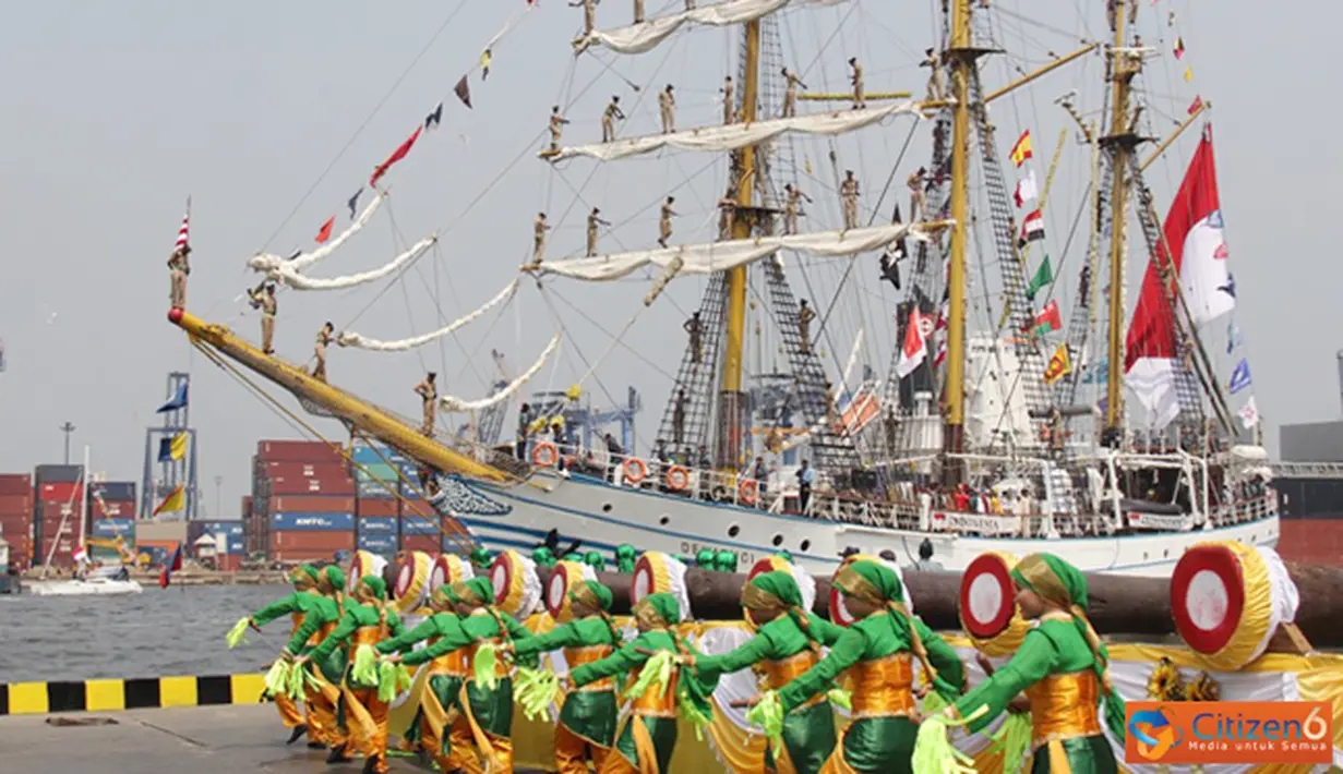 Citizen6, Jakarta: Kesenian Rampak Bedug yang dimainkan oleh para prajurit Kowal dan PNS Kolinlamil turut memeriahkan suasana penyambutan kedatangan KRI Dewaruci di dermaga Kolinlamil, Tanjung Priok, Jakarta, Kamis (11/10). (Pengirim: Dispenkolinlamil).