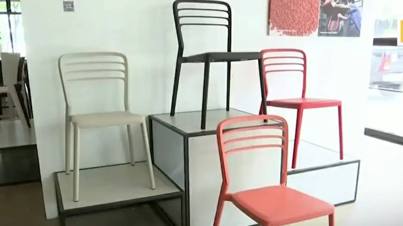 Sekelompok Relawan di Malaysia Ubah Sampah Plastik Menjadi Furnitur dan Kreasi Unik Lainnya