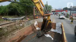 Alat berat mengeruk galian pipa instalasi proyek Sistem Penyediaan Air Minum (SPAM) di kota Tangerang Selatan, Banten, Rabu (22/07/2020). Proyek penyediaan air bersih yang memiliki kapasitas memproduksi 200 liter air per detik ini diperkirakan akan beroperasi pada 2021. (merdeka.com/Dwi Narwoko)