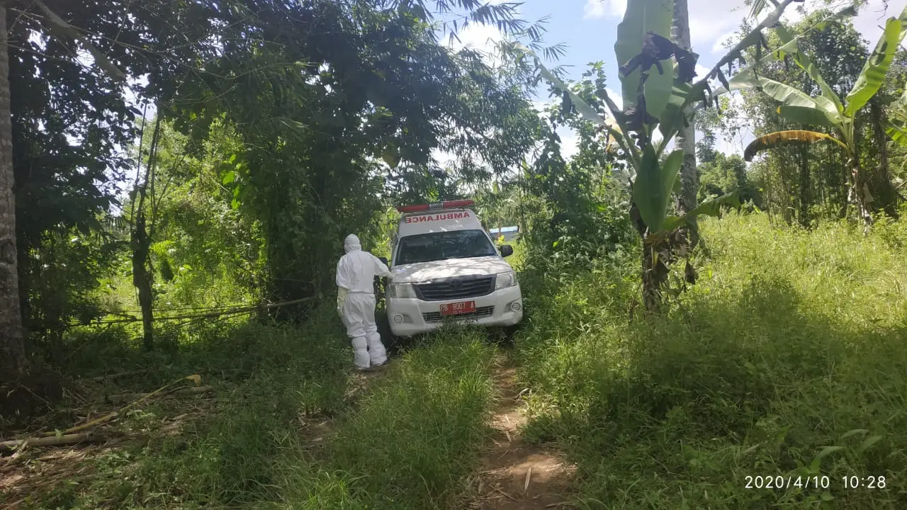 Mobil ambulance yang membawa jenasah tiba di lahan milik keluarga.