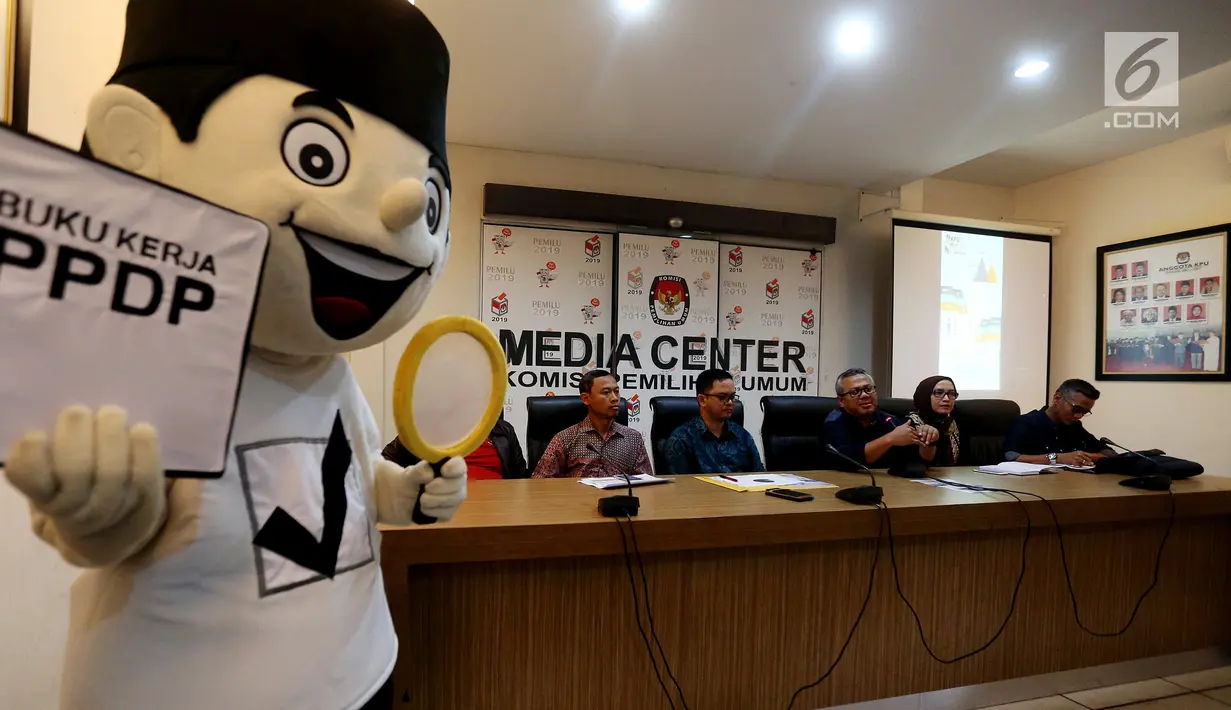 Ketua KPU Arief Budiman (ketiga kanan) bersama Komisioner KPU Wahyu Setiawan, Evi Novida, Viryan Azis, Pramono Ubaid Tanthowi, dan Ilham Saputra (dari kanan) memberikan keterangan pers di Kantor KPU, Jakarta, Minggu (14/1). (Liputan6.com/Johantallo)