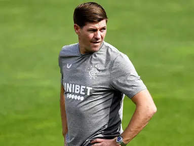 Pelatih Glasgow Rangers, Steven Gerrard, mengamati anak asuhnya saat sesi latihan jelang laga Liga Europa di Leverkusen, Jerman, Rabu (5/8/2020). Glasgow Rangers akan menghadapi tuan rumah Bayer Leverkusen. (AP Photo/Martin Meissner)